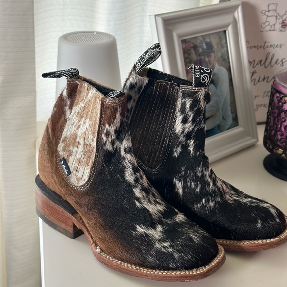 Cowhide boots size 6 - Picture 1 of 4